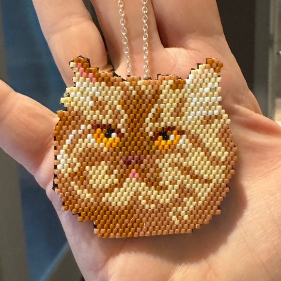 Long Hair Tabby Cat Handcrafted Beaded Pendant Necklace Convertible to Brooch - Picture 3 of 5